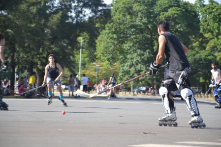 People playing streethockey in the parks
