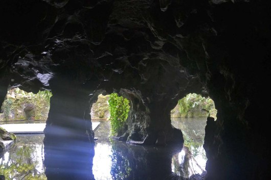 Asian backpacker - Sintra - Quinta da Regaleira caves