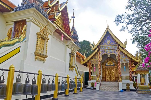 Asian backpacker - Chiang Mai Wat Phrathat
