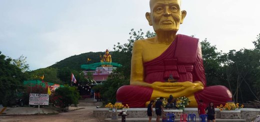 Asian backpacker - Koh Larn Buddha statue