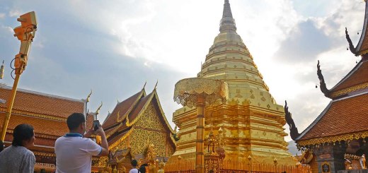 Asian backpacker - Chiang Mai Wat Phrathat